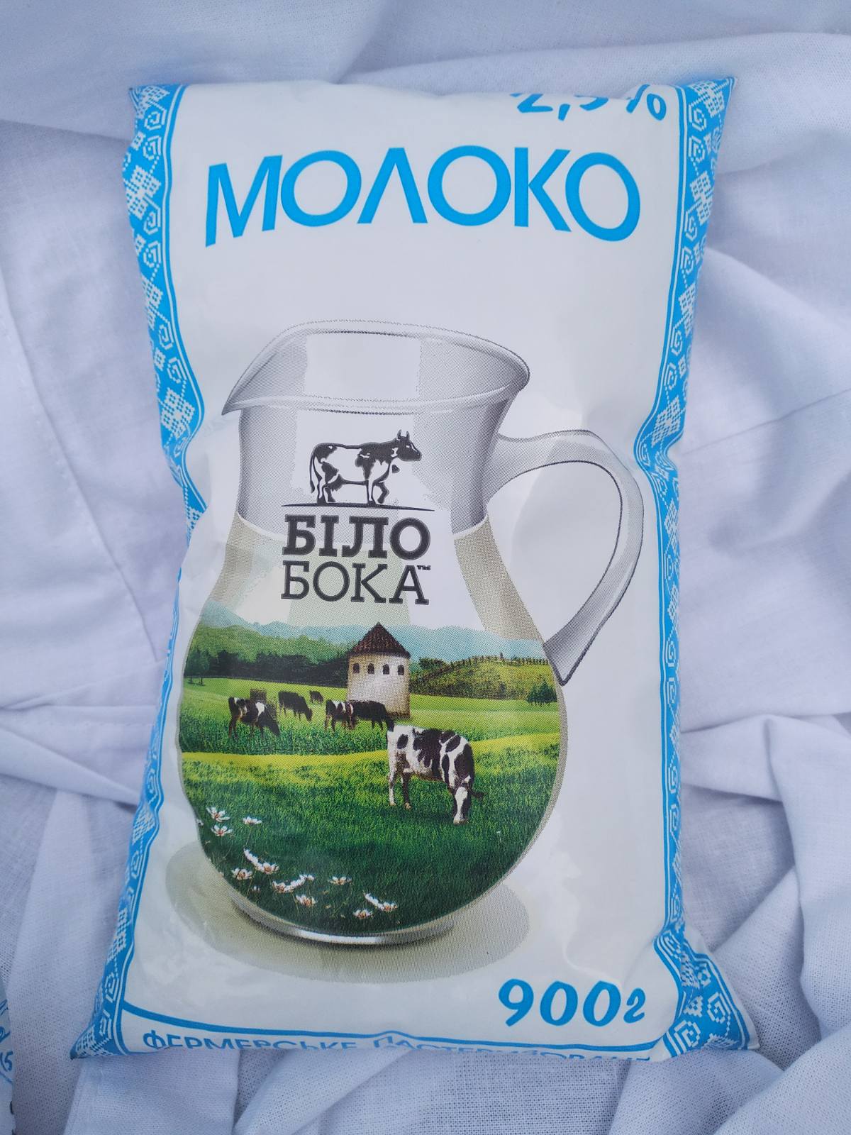 Молоко коров'яче БІЛОБОКА, пастеризоване, фермерське 2,5%, 900г